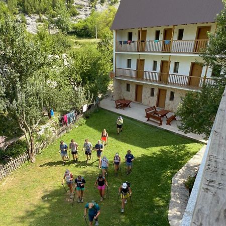Bujtina Zici Hotel Theth Bagian luar foto