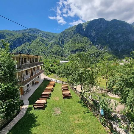 Bujtina Zici Hotel Theth Bagian luar foto