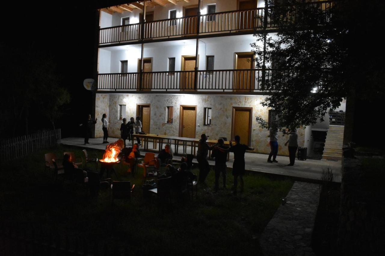 Bujtina Zici Hotel Theth Bagian luar foto