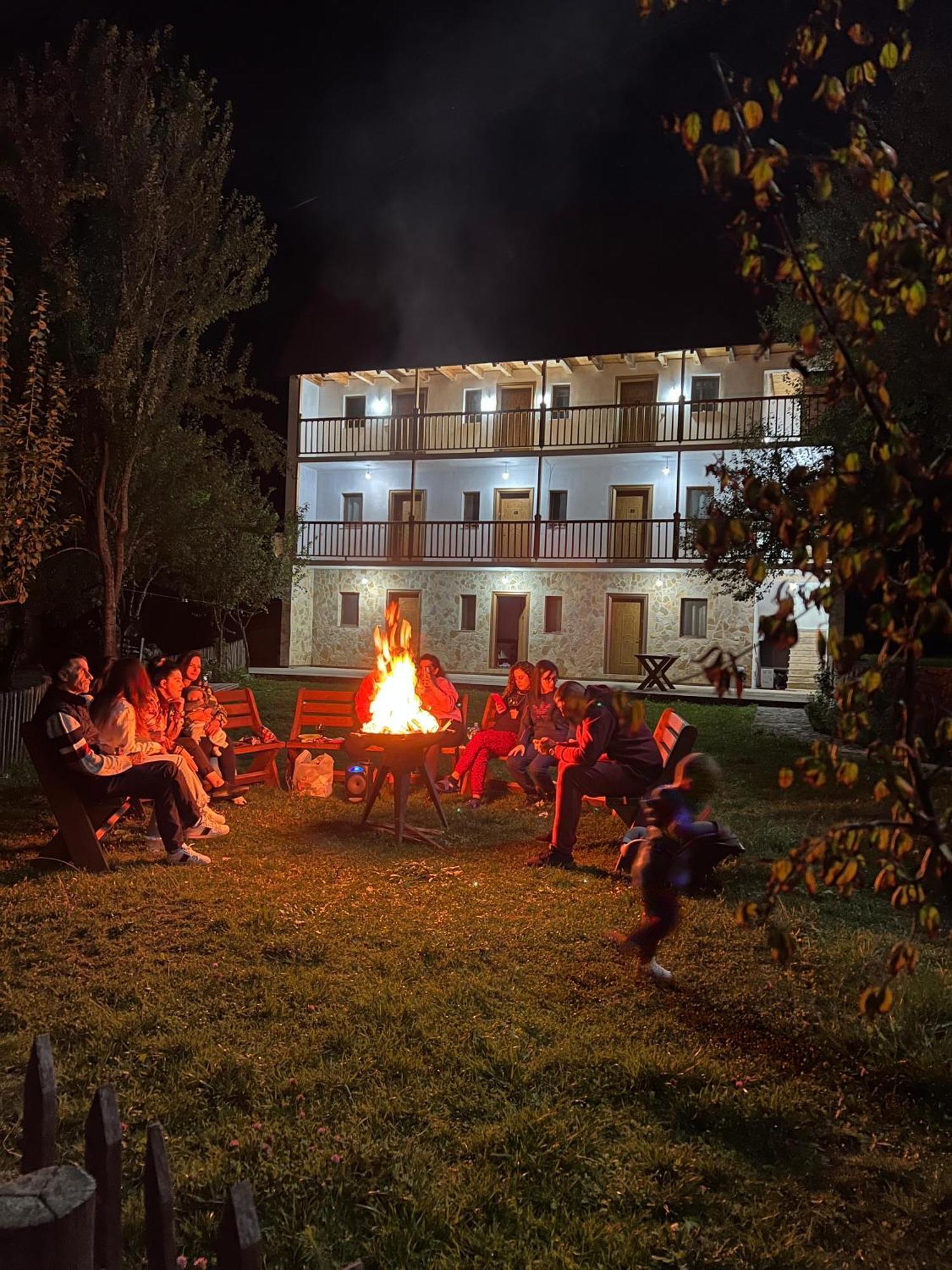 Bujtina Zici Hotel Theth Bagian luar foto