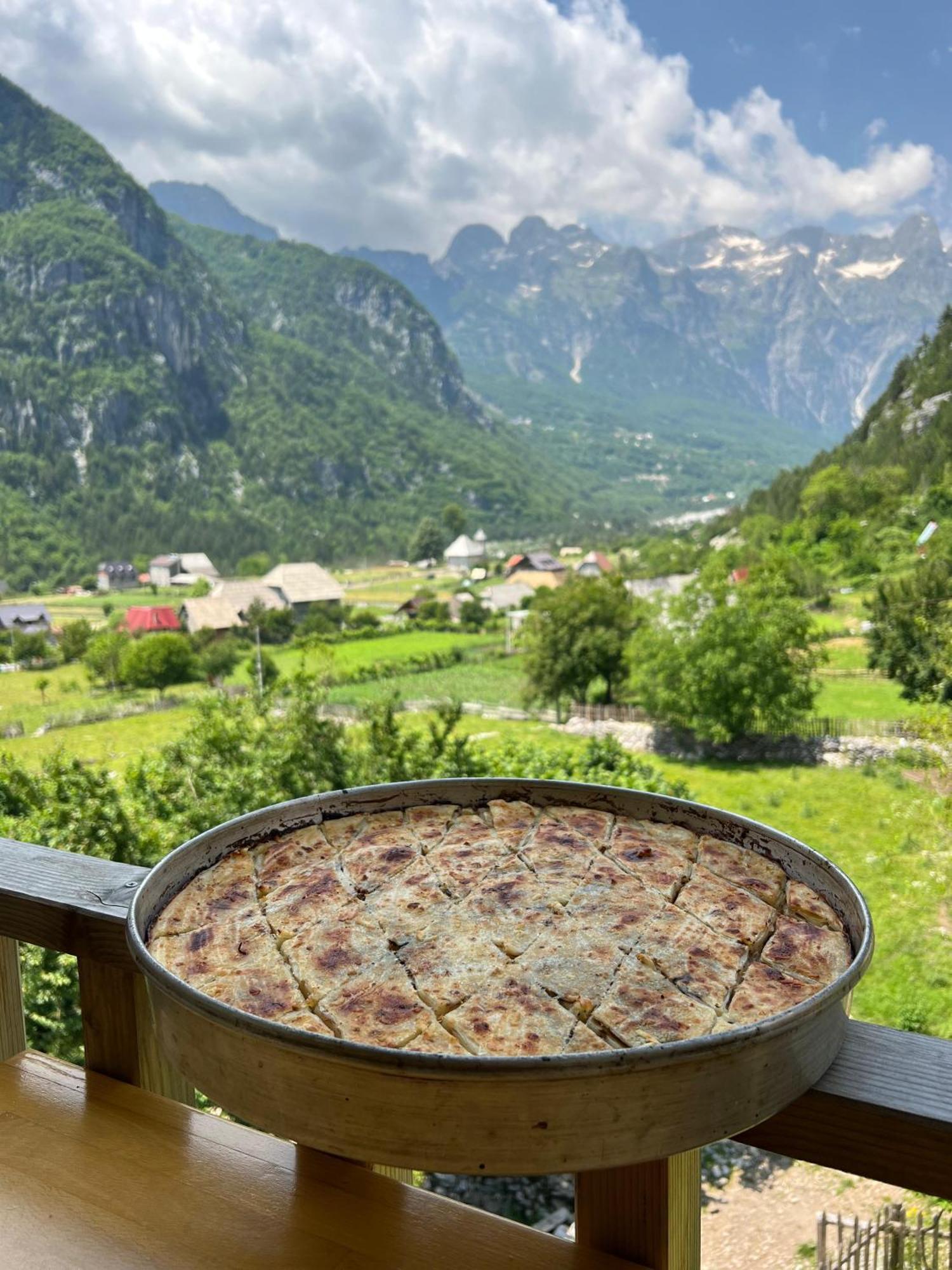 Bujtina Zici Hotel Theth Bagian luar foto