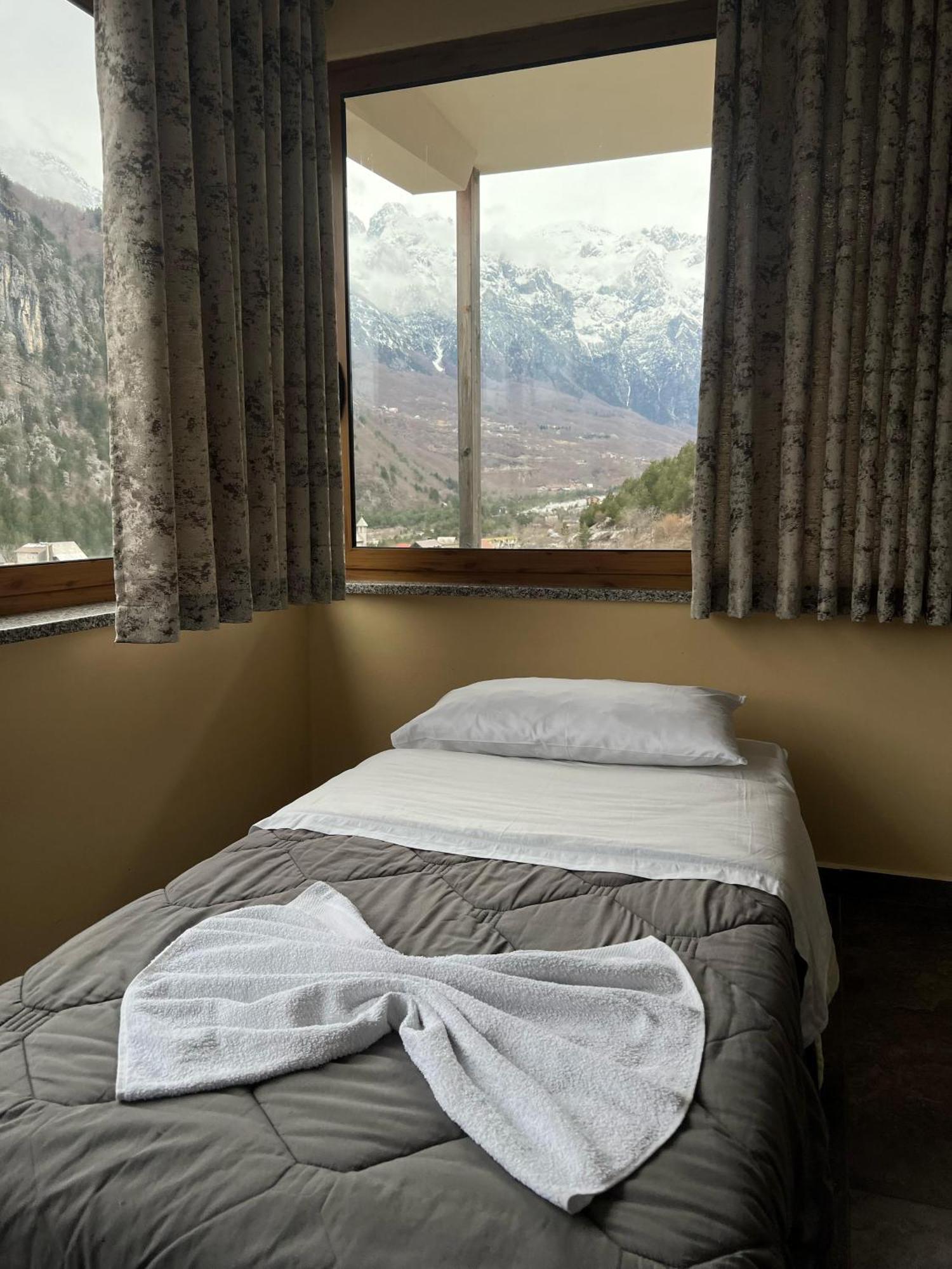 Bujtina Zici Hotel Theth Bagian luar foto