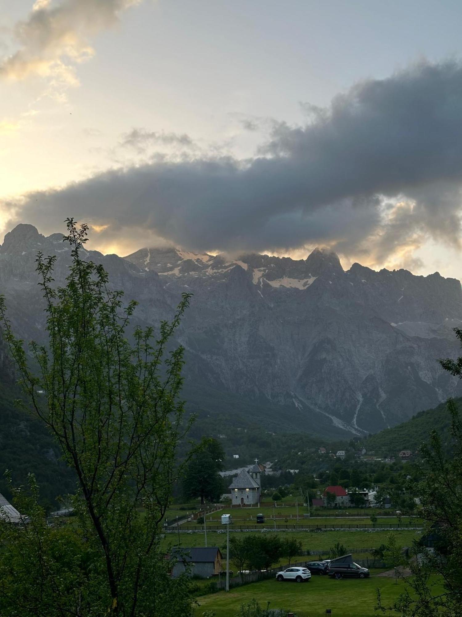 Bujtina Zici Hotel Theth Bagian luar foto