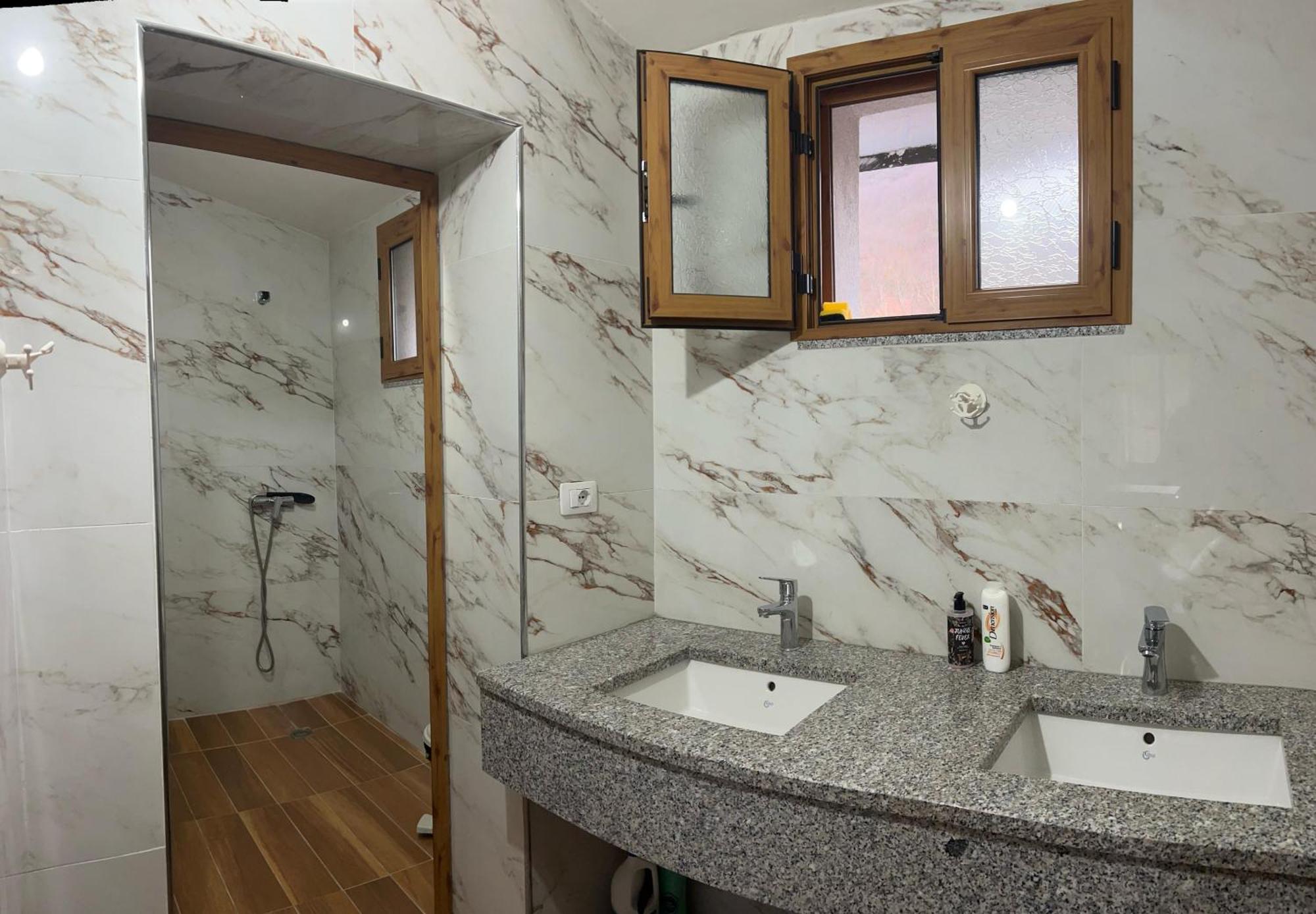 Bujtina Zici Hotel Theth Bagian luar foto