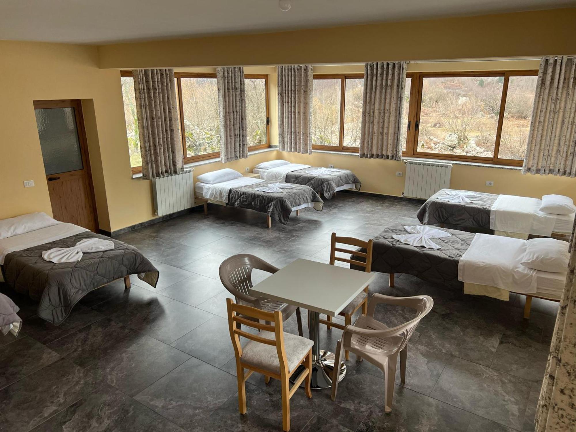 Bujtina Zici Hotel Theth Bagian luar foto