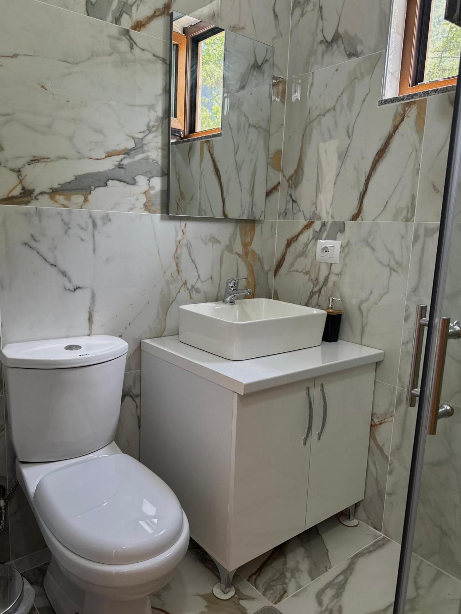 Bujtina Zici Hotel Theth Bagian luar foto