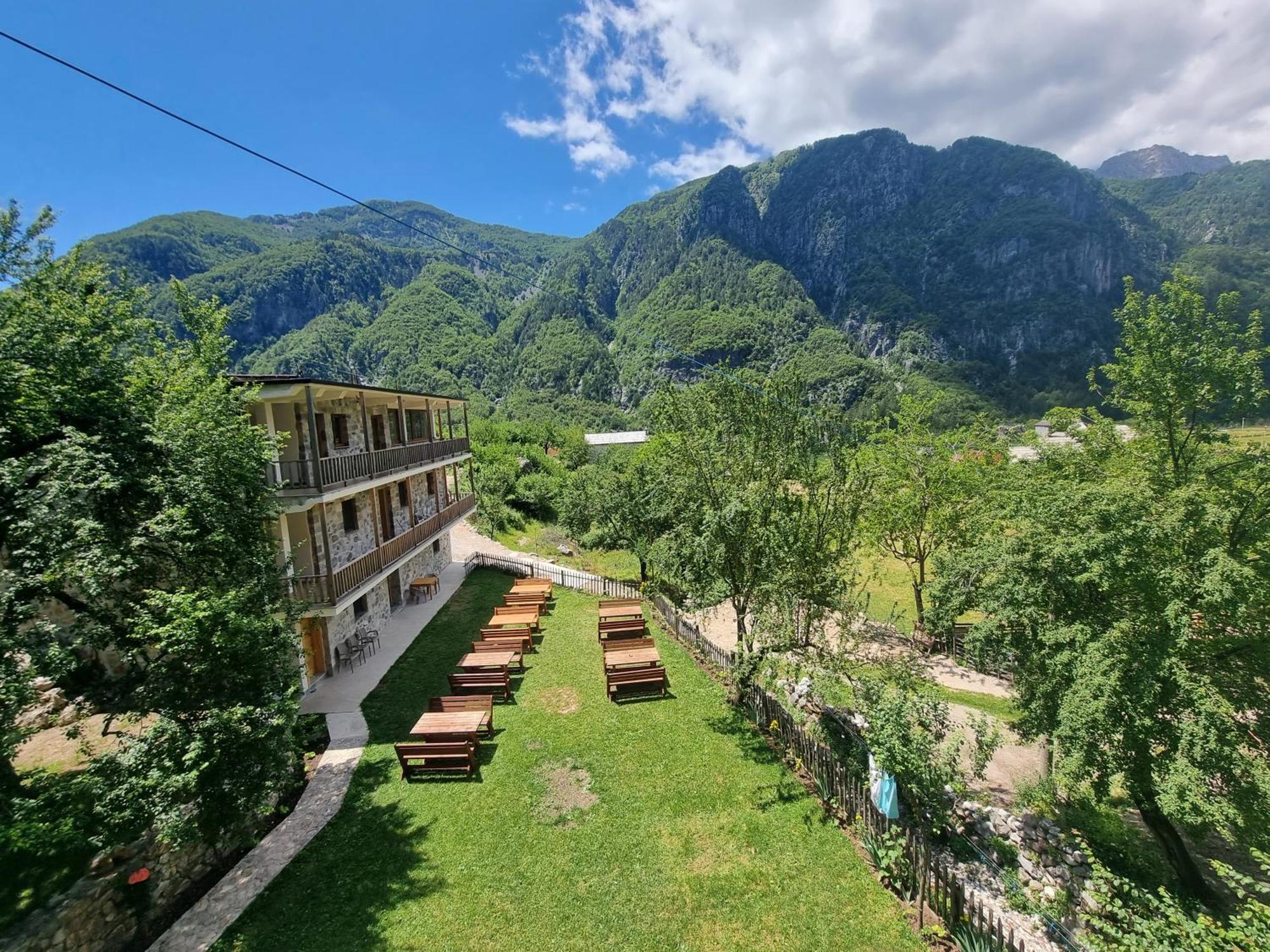 Bujtina Zici Hotel Theth Bagian luar foto