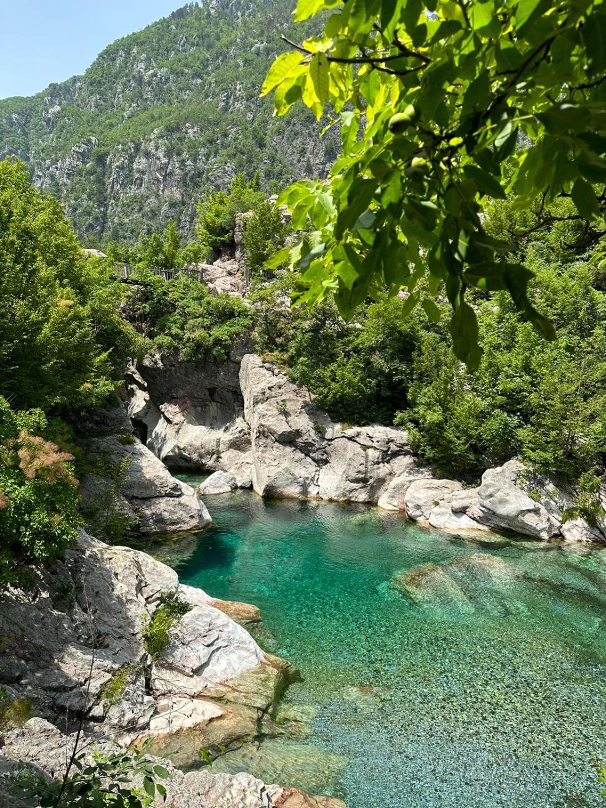 Bujtina Zici Hotel Theth Bagian luar foto