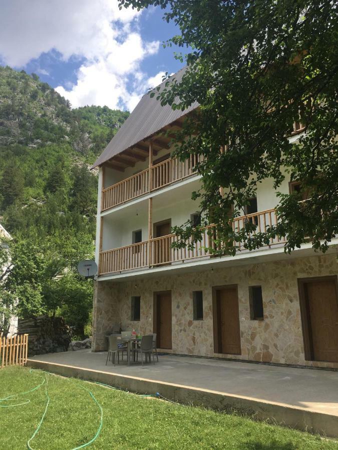 Bujtina Zici Hotel Theth Bagian luar foto