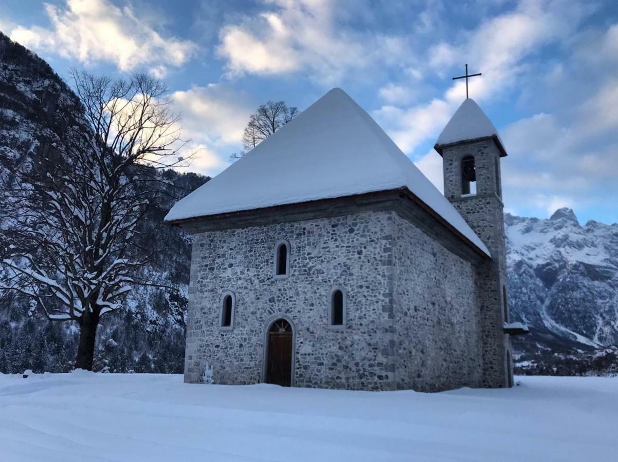 Bujtina Zici Hotel Theth Bagian luar foto